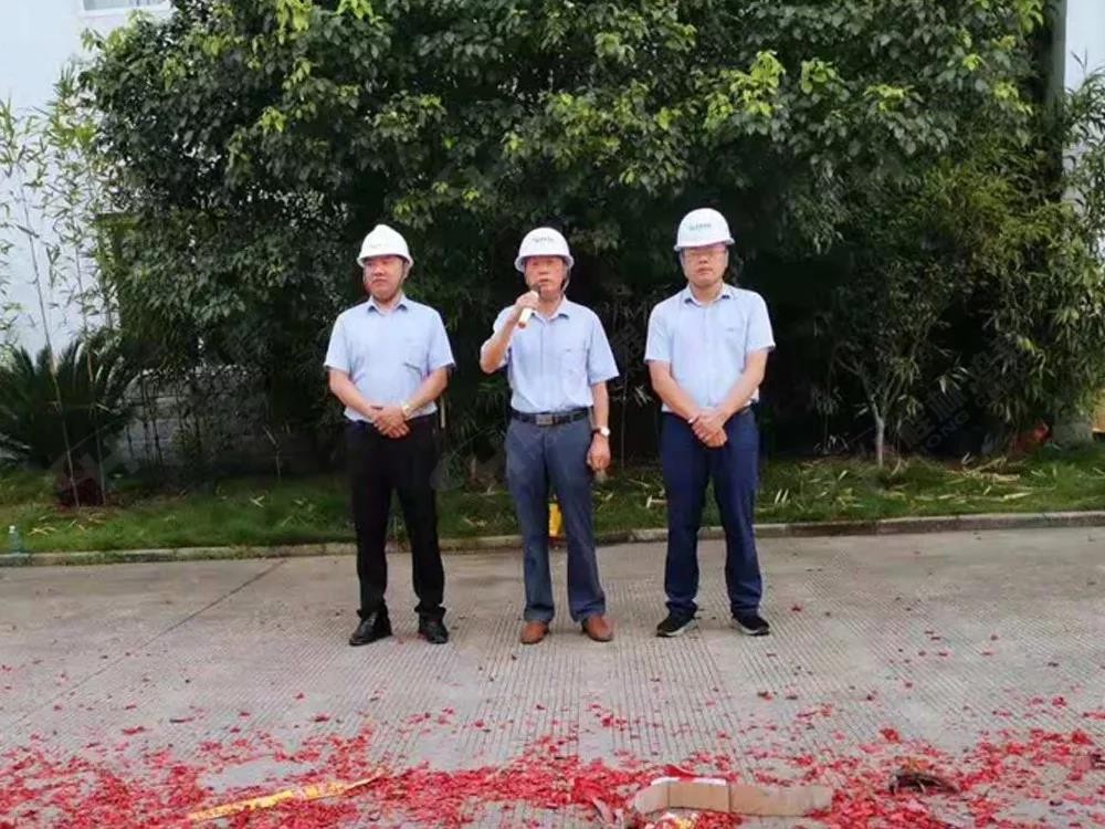 桂林鴻程董事長(zhǎng)容平勛發(fā)表致辭桂林鴻程機(jī)電設(shè)備有限公司廠區(qū)2#生產(chǎn)廠房開工大吉! 桂林鴻程董事長(zhǎng)容平勛發(fā)表致辭桂林鴻程機(jī)電設(shè)備有限公司廠區(qū)2#生產(chǎn)廠房開工大吉!